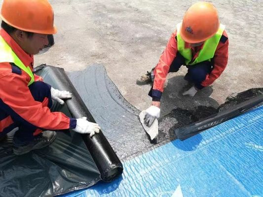 Membrana impermeable adherida por película de capa transversal para la construcción de techos y túneles ferroviarios
