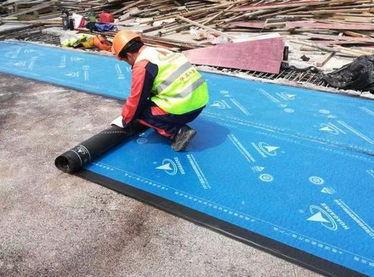 Membrana impermeable adherida por película de capa transversal para la construcción de techos y túneles ferroviarios