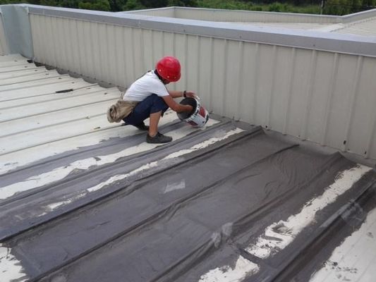 Membrana impermeable adherida por película de capa transversal para la construcción de techos y túneles ferroviarios